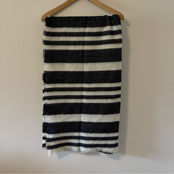 Zara Plush Black White Stripe Blanket Scarf Fringe-33x86” - Picture 2 of 6